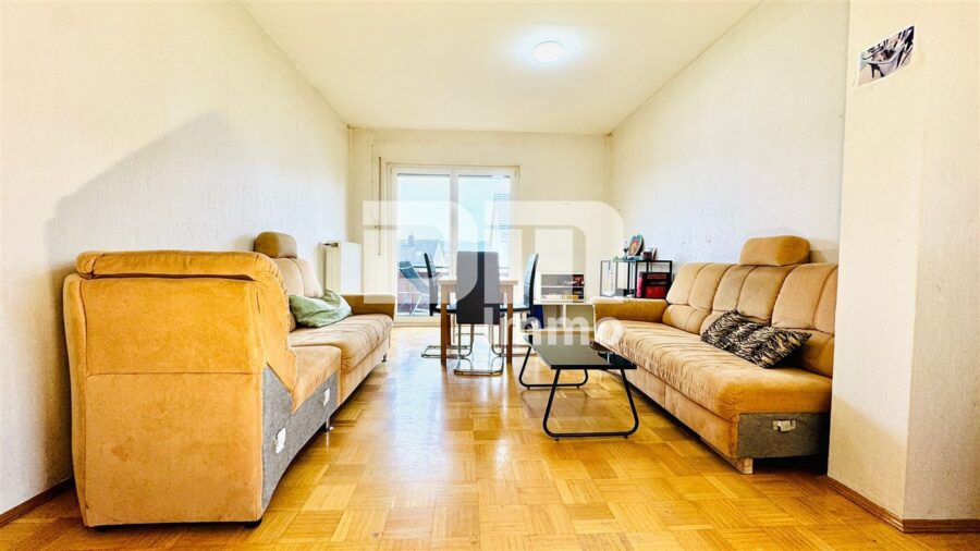 Gepflegtes Ein / Zweifamilienhaus mit Doppelgarage in begehrter Ortsrandlage von Zierenberg - WE2 OG Wohn / Esszimmer / Zugang Balkon